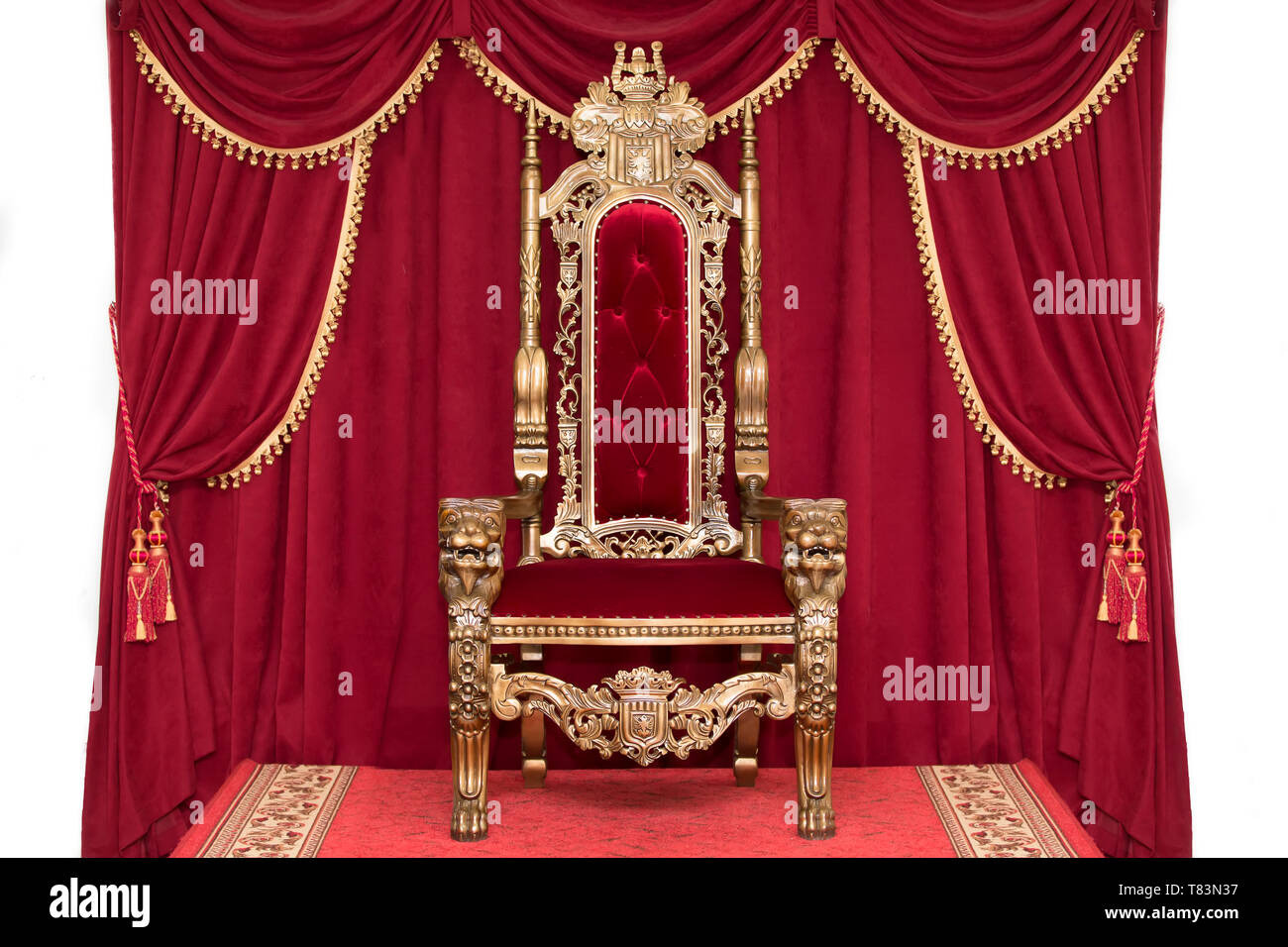 Red Royal Stuhl, auf dem Hintergrund der roten Vorhängen. Platz für den König. Thron Stockfoto