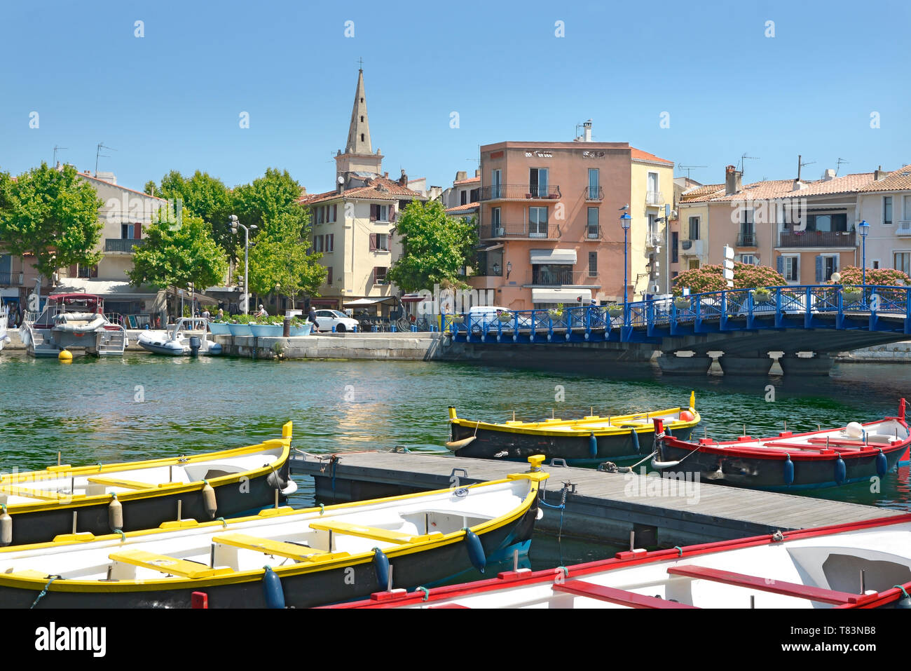 Port und farbige kleine Boote in Martigues in Frankreich, eine Gemeinde im Nordwesten von Marseille. Es ist Teil des Bouches-du-Rhône Stockfoto