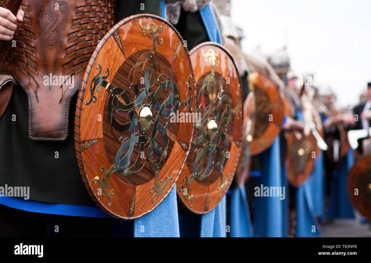 Die 2011 Up Helly Aa fotografiert als Wikinger März die Straßen von Lerwick. Up Helly Aa ist eine Viking Fire Festival einzigartig auf den Shetland Inseln,o Stockfoto