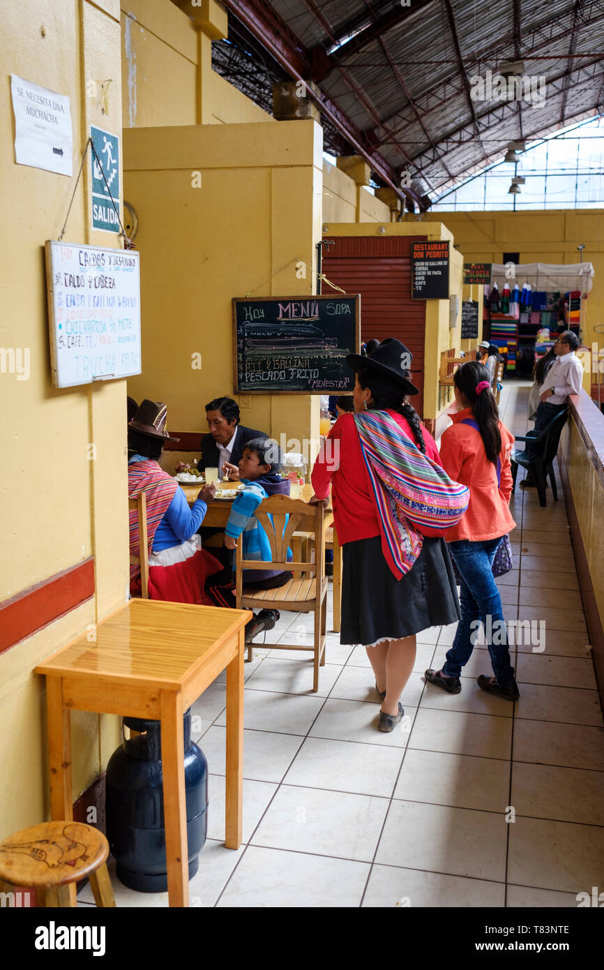 Restaurant im zentralen Markt oder Mercado Central von Huaraz, Region Ancash, Peru Stockfoto