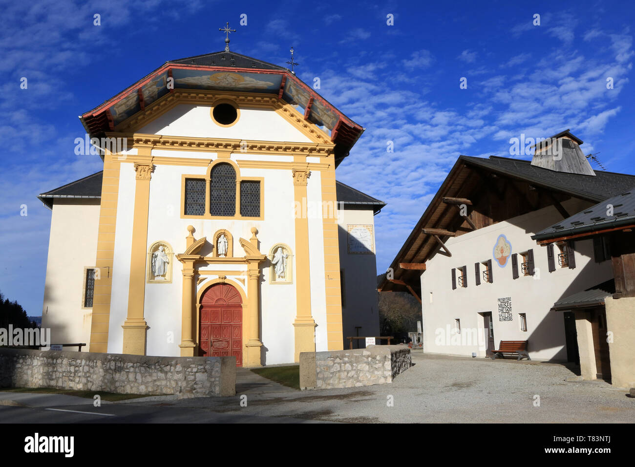 Eglise Saint-Nicolas de Véroce. Musée. / Kirche Saint-Nicolas de Véroce. Museum. Stockfoto