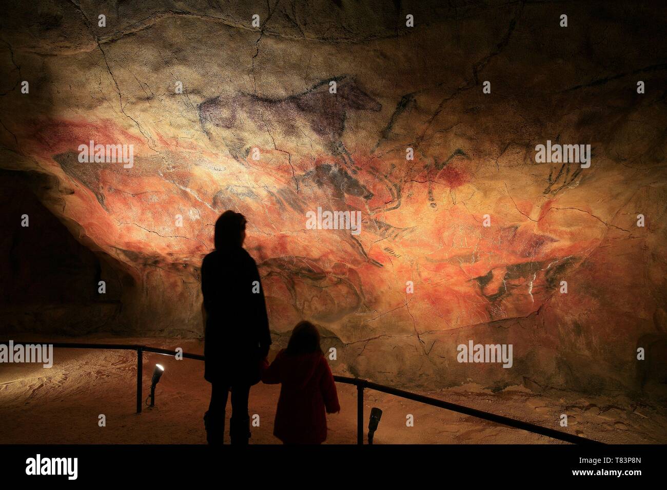 Spanien, Asturien, Colunga, MUJA, Jurassic Museum, Mutter und Tochter vor einer Rekonstruktion der Höhlenmalerei Stockfoto