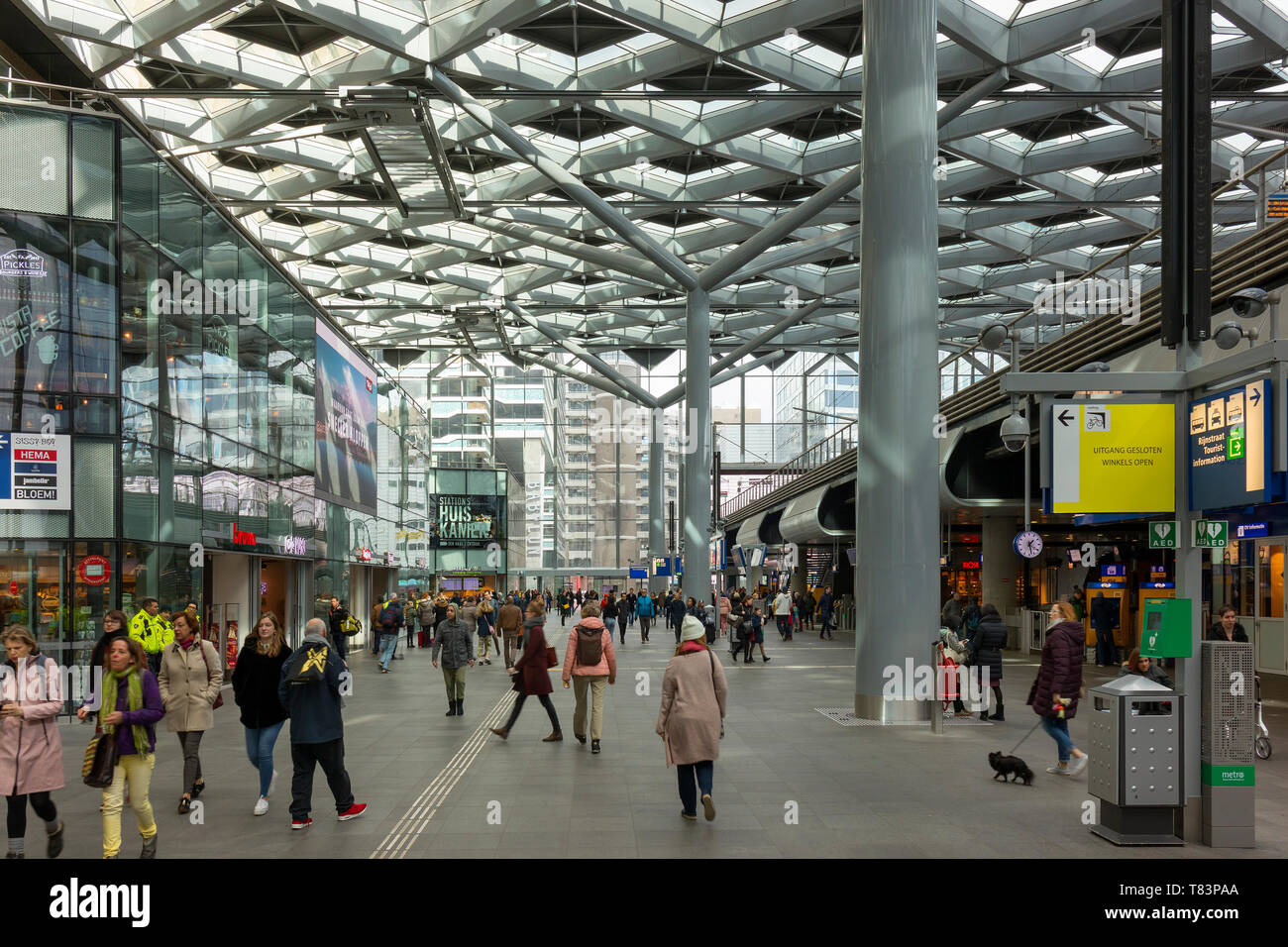 Den Haag, Niederlande - 17 März 2019: Reisende auf die Haupthalle des Haager Hauptbahnhof Stockfoto