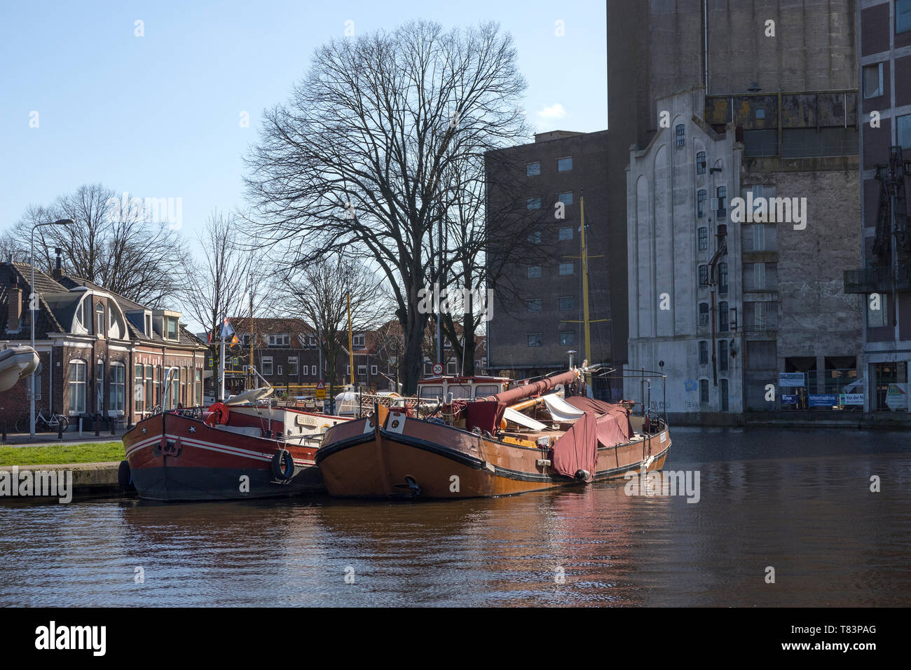 Leiden, Niederlande - 24 März, 2019: traditionelle klassische Boote am Meelfabriek Zijlsingel und die Gebäude im Hintergrund Stockfoto