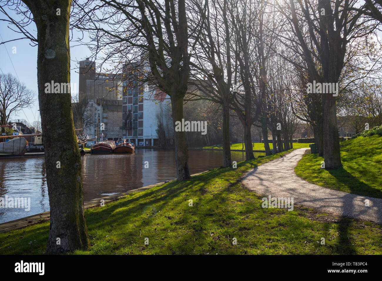 Leiden, Niederlande - 24 März, 2019: park Anker mit Booten und die Meelfabriek Gebäude im Hintergrund Stockfoto