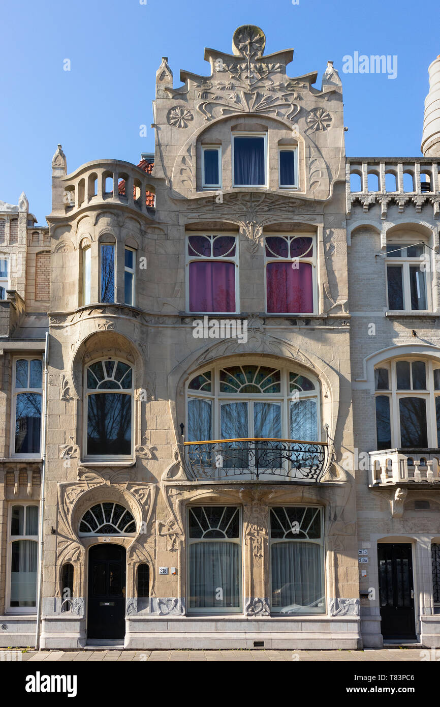 Den Haag, Niederlande - 01 April, 2019: French-Belgium Jugendstil Gebäude an der Laan van Meerdervoort Baujahr 1900 Stockfoto