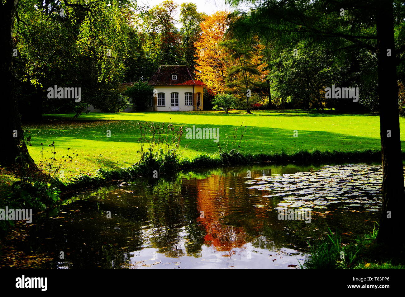 Haus großer garten wiese Fotos und Bildmaterial in hoher Auflösung