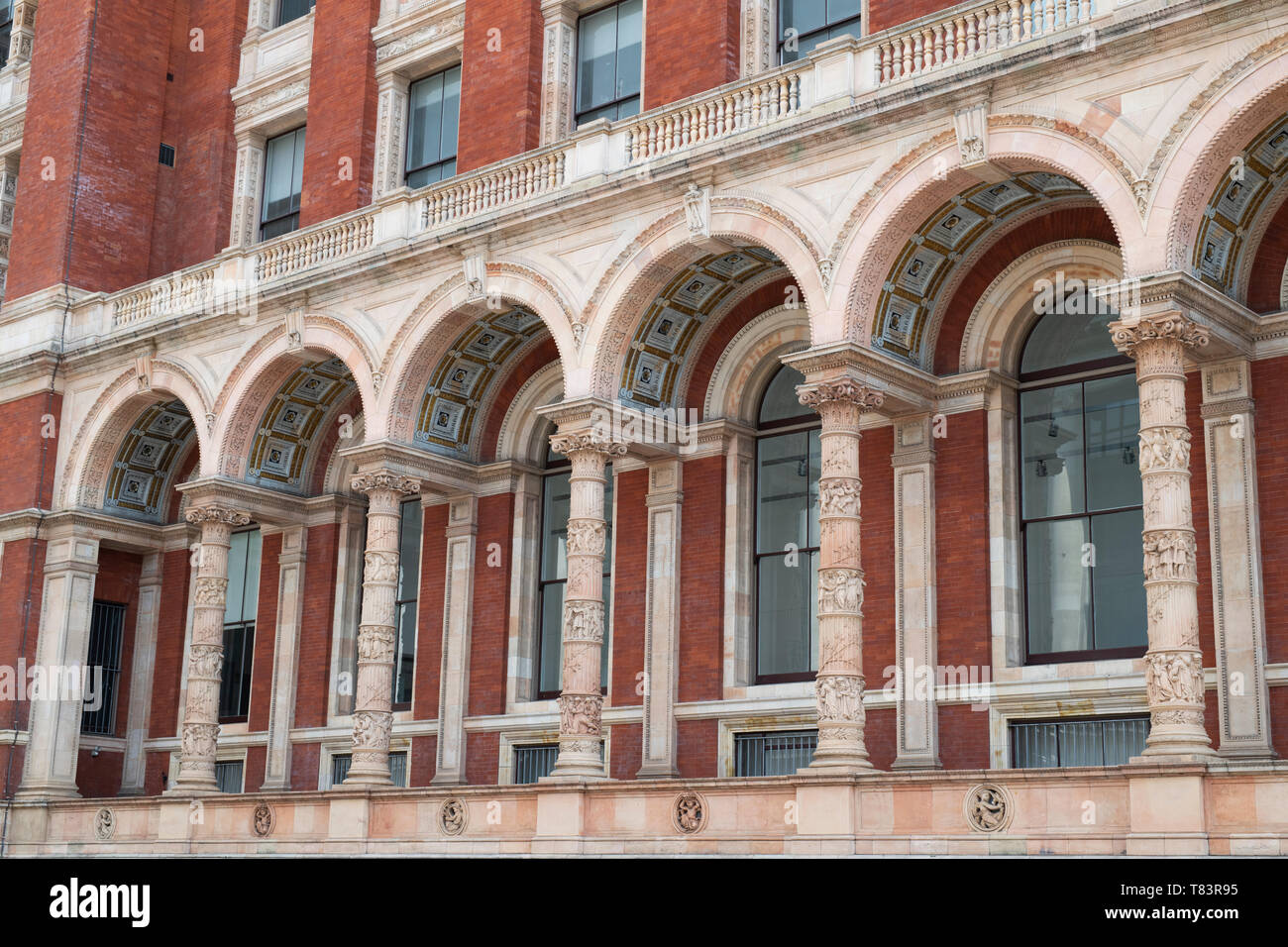 Reich verzierte Säulen an der Außenseite des Henry Cole Flügel des Victoria und Albert Museum, Exhibition Road, South Kensington, London, England Stockfoto