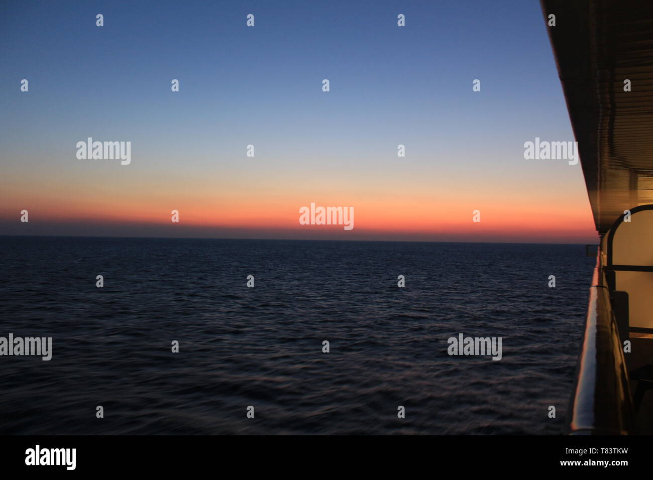 Ansicht eines frühen Abend Sonne in das Mittelmeer, ein Balkon auf einem Kreuzfahrtschiff. Stockfoto