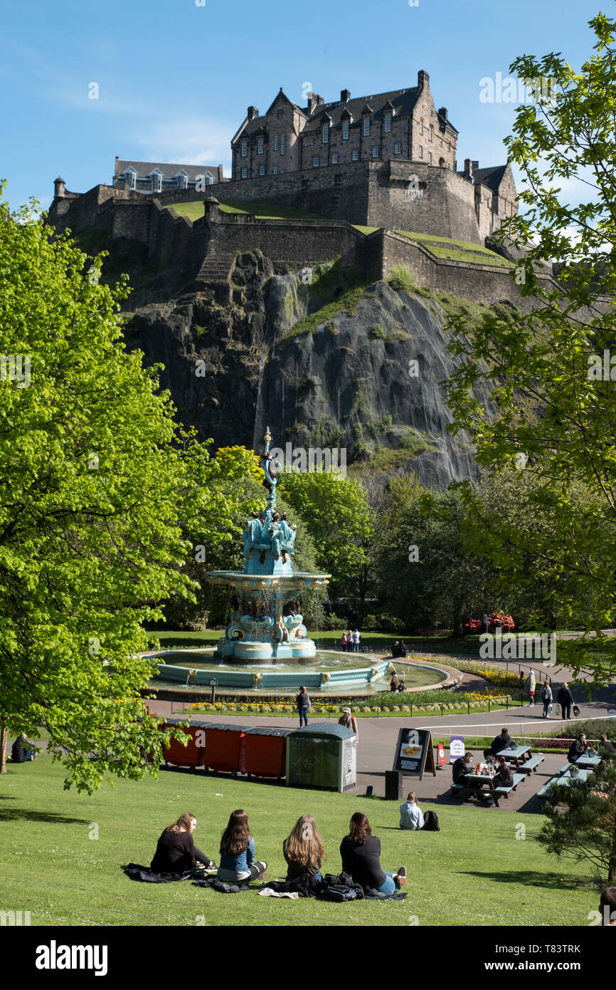 Ein Blick auf die Ross Brunnen und das Edinburgh Castle von West Princes Street Gardens. Stockfoto