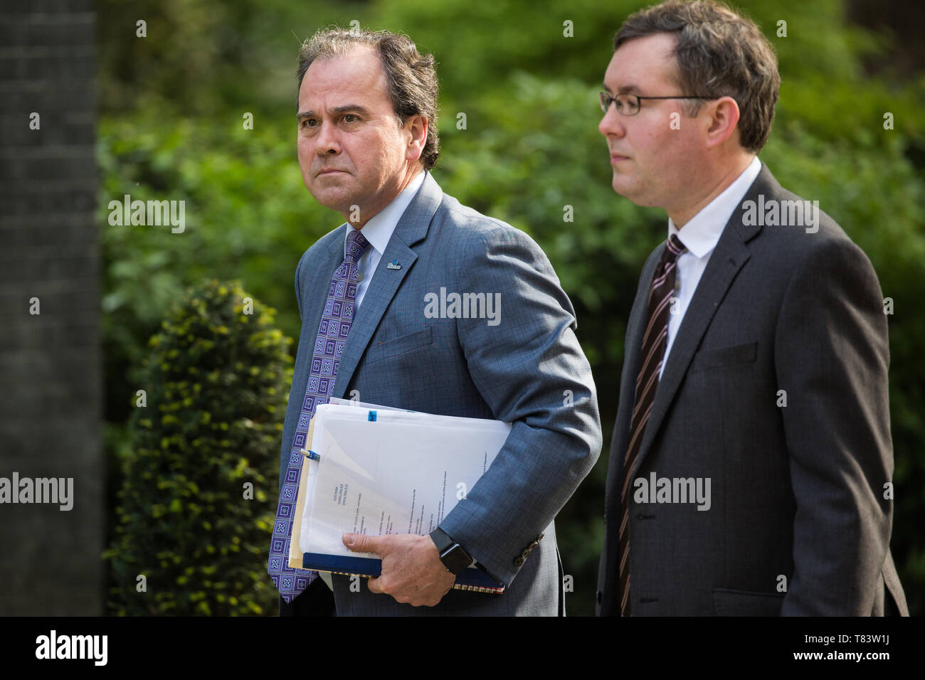 London, Großbritannien. 7. Mai, 2019. Scott A. Hodge (l), Präsident der Stiftung, ein Washington DC - think tank, kommt an 10 Downing Street zum Mee Stockfoto