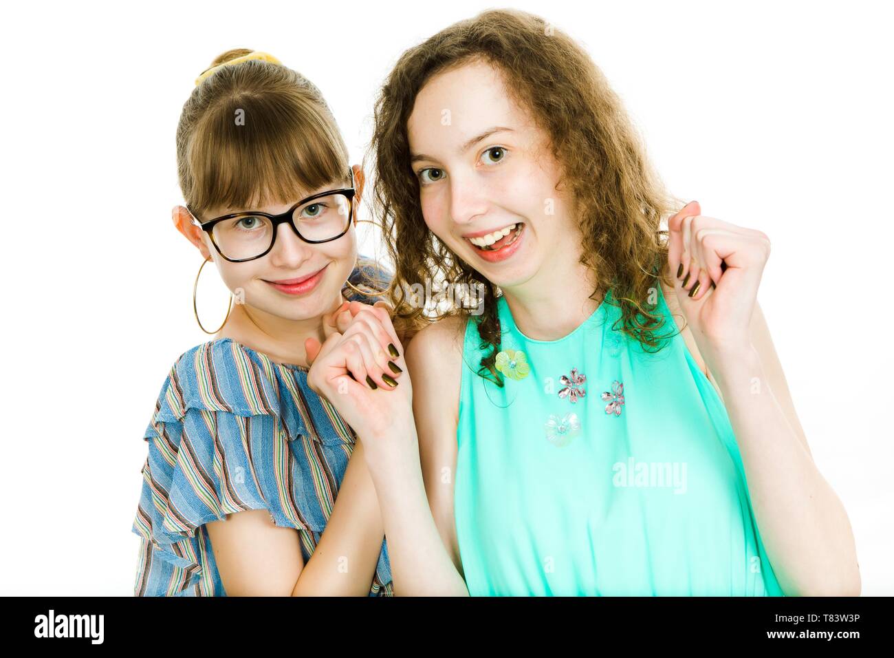 Zwei teenaged Schwestern gemeinsam Posieren zeigt, Glück, Lächeln