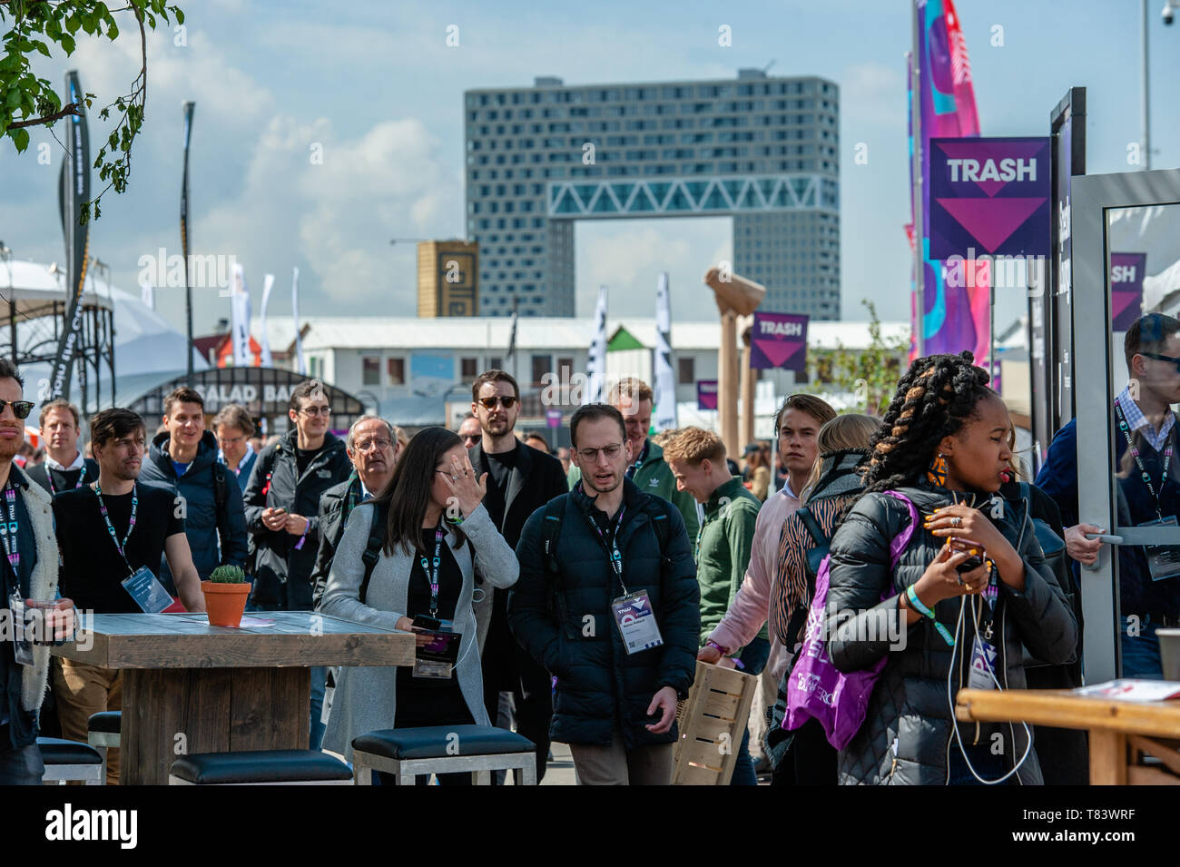 Leute gesehen, die Sonne genießen und Essen während der Konferenz. Die 14. Ausgabe des TNW (Die nächste Web) Konferenz in Amsterdam NDSM-WERFT, ein kreatives Zentrum für Künstler und Unternehmer eingeweiht wurde. Gegründet und veranstaltet jährlich in Amsterdam in den nächsten Web Conference ist eine der führenden Veranstaltungen für On-line-Geschäfte und Vordenker, die die neuesten Innovationen in der online-Welt zu entdecken. Die Teilnehmer haben die Möglichkeit, international renommierte Referenten zu hören, erfüllen die heißesten Startups, über Best Practices und helfen, vorauszusagen, zu diskutieren und die Zukunft erfinden Lernen. Stockfoto