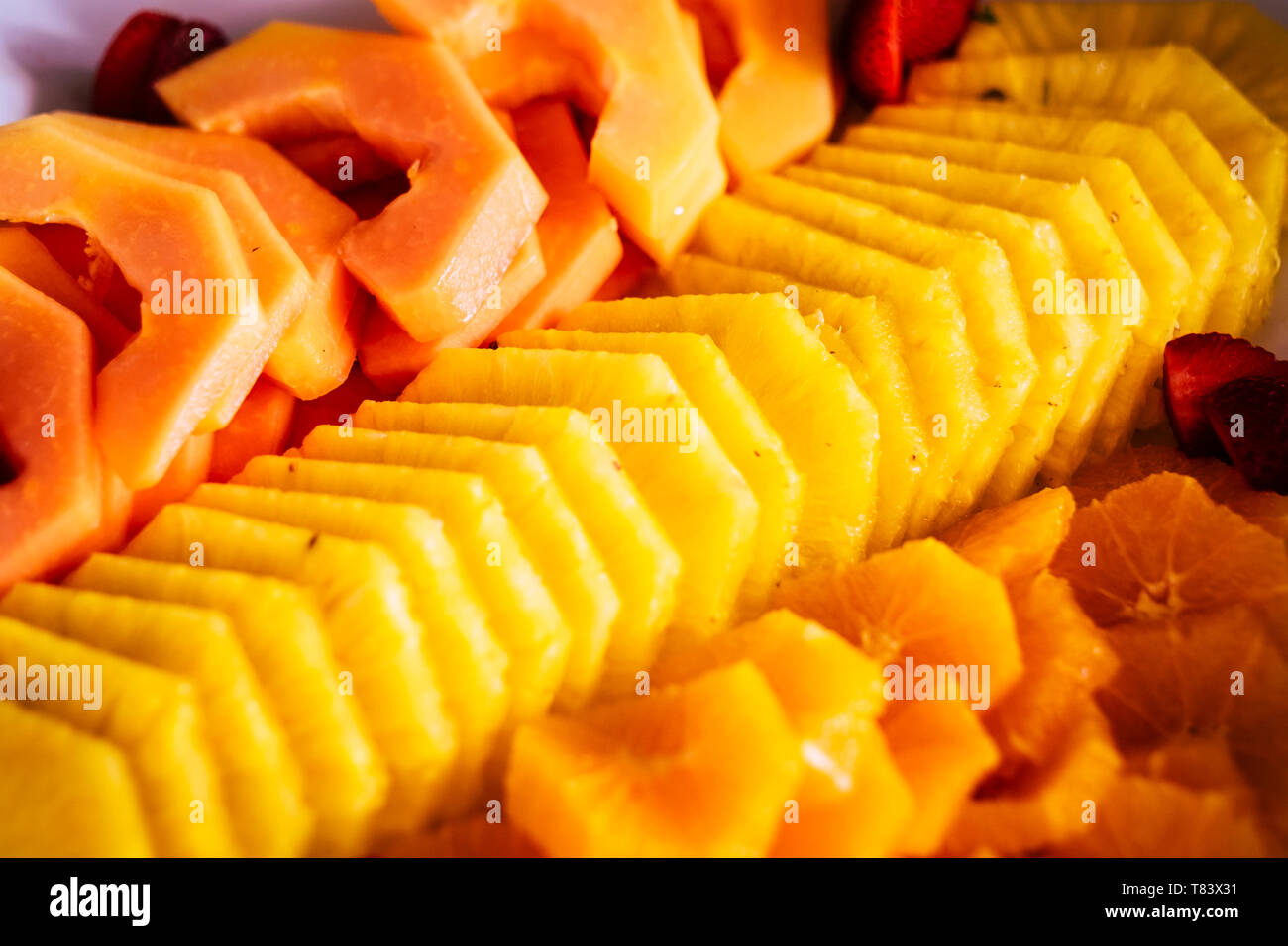 Nahaufnahme von frischen farbigen exotischen tropiacl Früchte wie Pine und Melone - saisonale natürliche Nahrung für gesunde Lebensweise und vegetarische Menschen Stockfoto