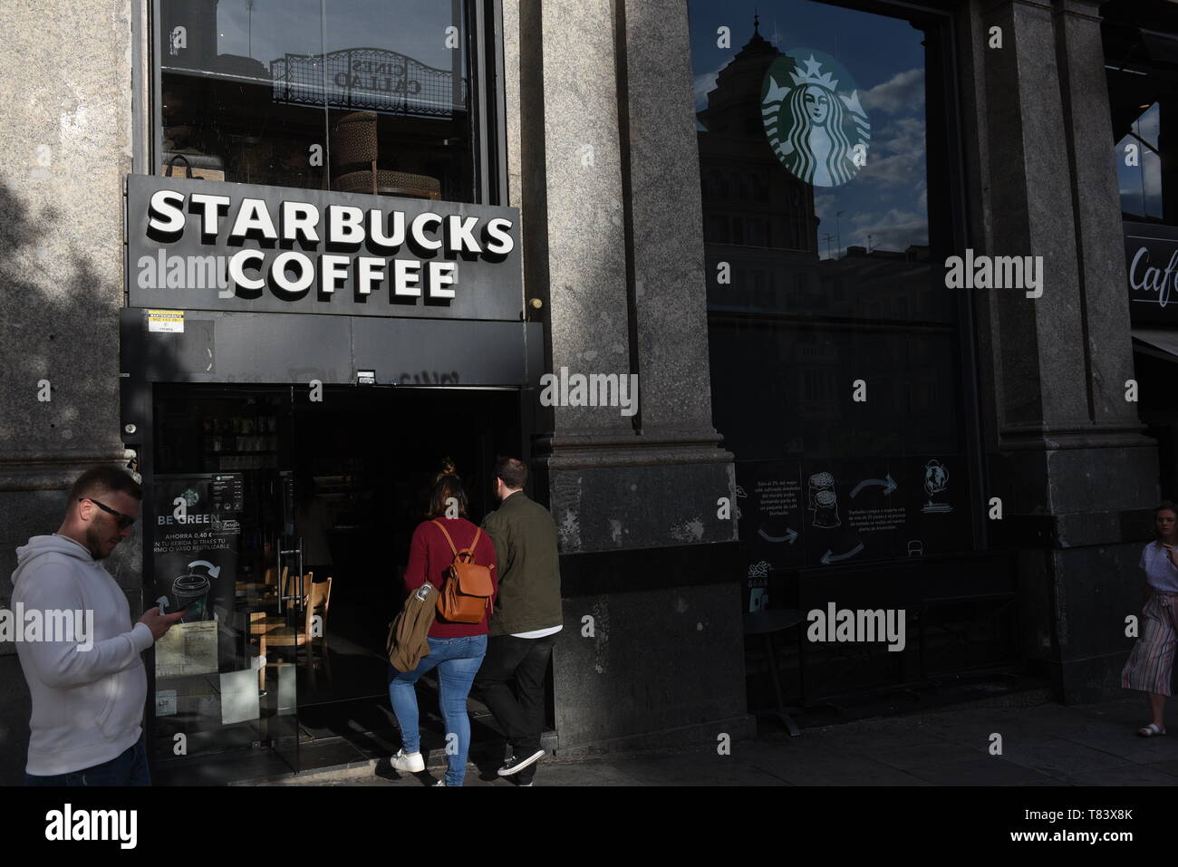 Starbucks Coffee Shop at Callao Square in Madrid gesehen. Stockfoto