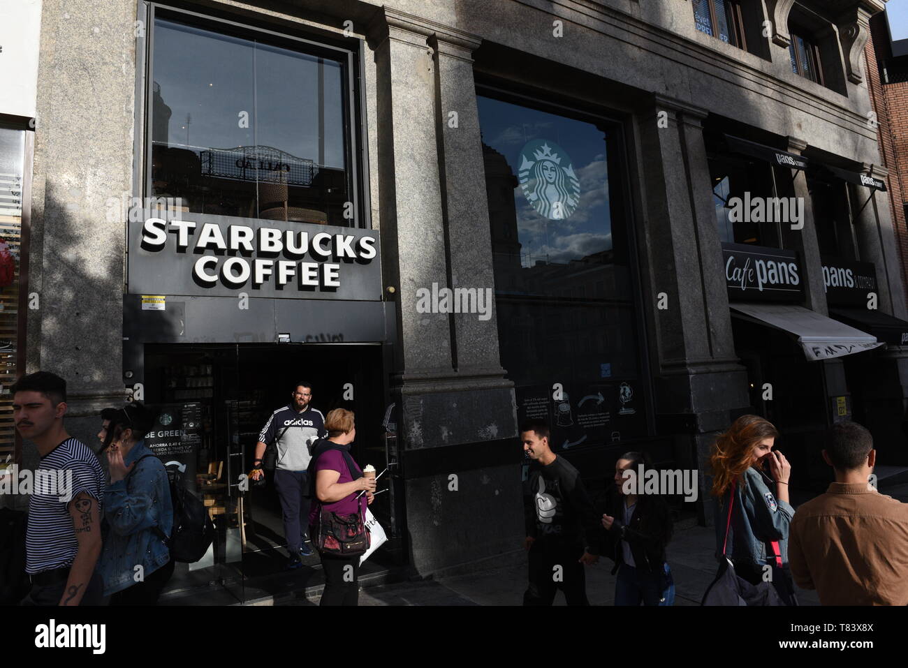 Starbucks Coffee Shop at Callao Square in Madrid gesehen. Stockfoto