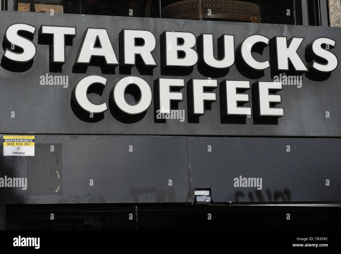 Starbucks Coffee zeichen Logo auf der Eingang zum Shop in Callao Square in Madrid gesehen. Stockfoto
