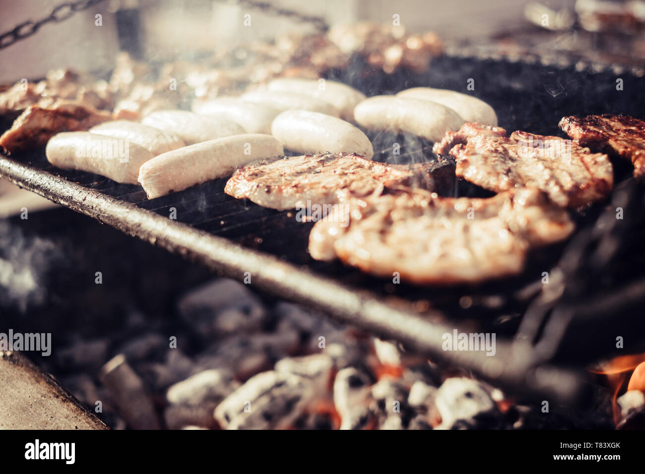 Nahaufnahme von Grill Fleisch Grill mit Feuer und Co. Leckeres Essen in Freundschaft zu Feiern im Freien eta Stockfoto