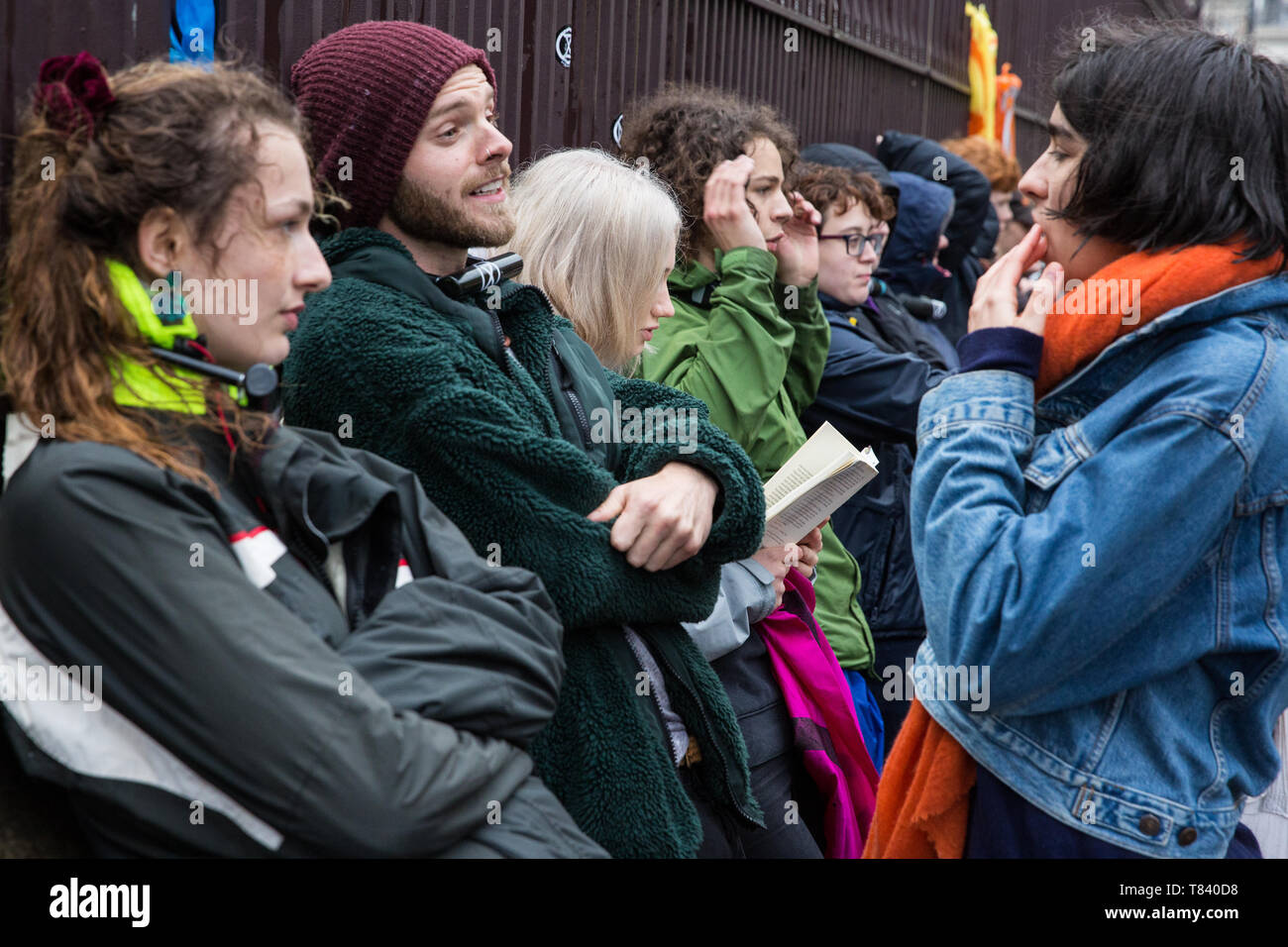 London, Großbritannien. 3. Mai, 2019. Klimawandel Aktivisten vor dem Aussterben der Rebellion der Jugend auf dem Geländer der Häuser des Parlaments für drei Stunden i Stockfoto