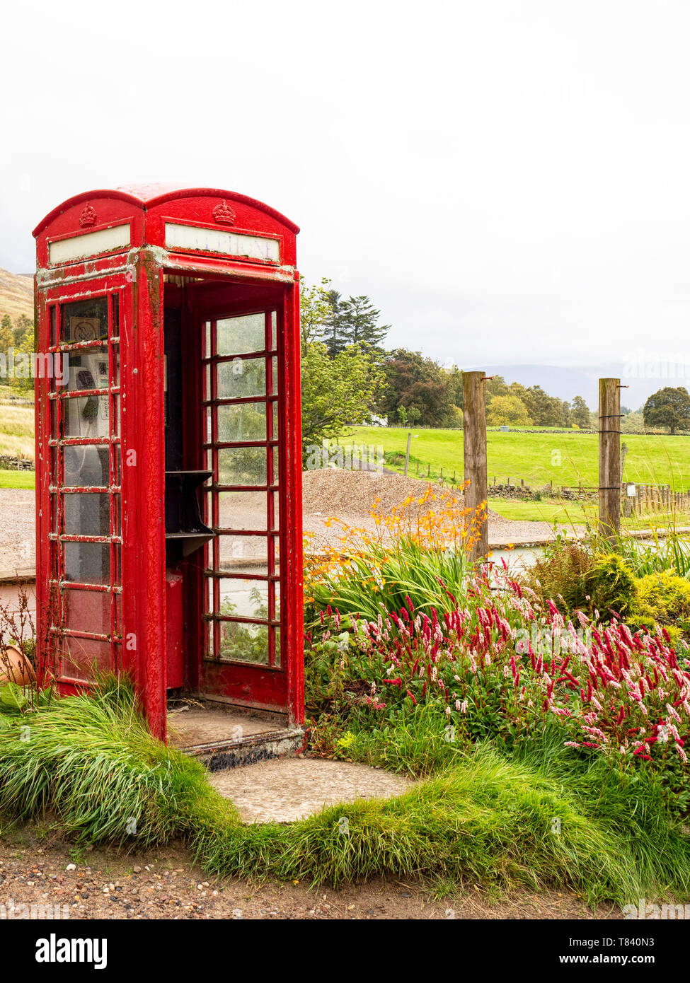 Rote Telefonzelle, Glen Clova, Angus, Schottland, Großbritannien Stockfoto