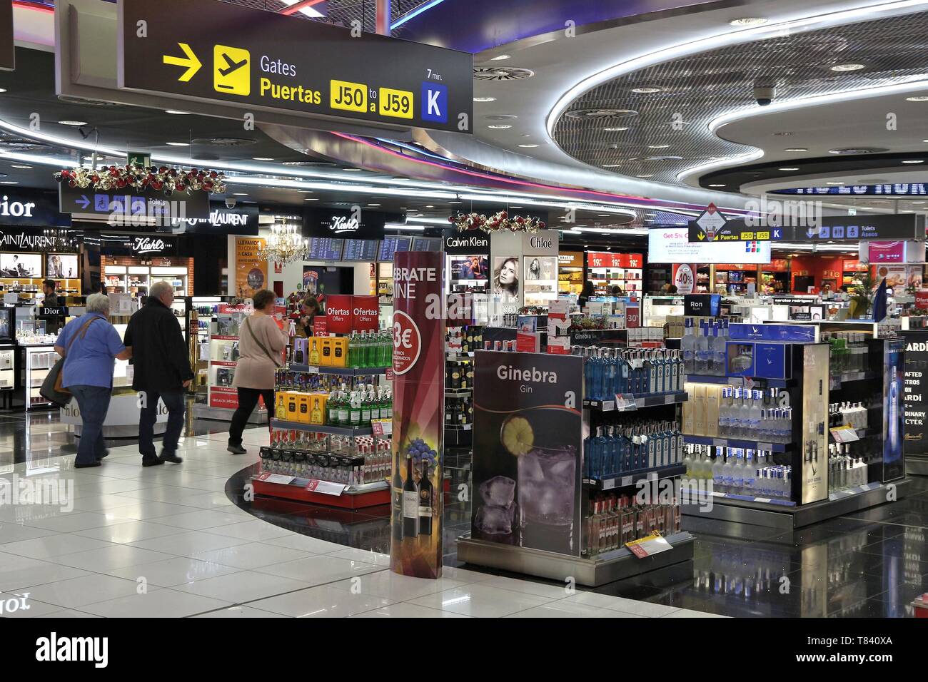 MADRID, Spanien - Dezember 6, 2016: Passagiere besuchen Flughafen Madrid Barajas in Spanien. Es ist die 6 verkehrsreichsten Flughafen Europas, mit 50,4 Mio. passeng Stockfoto