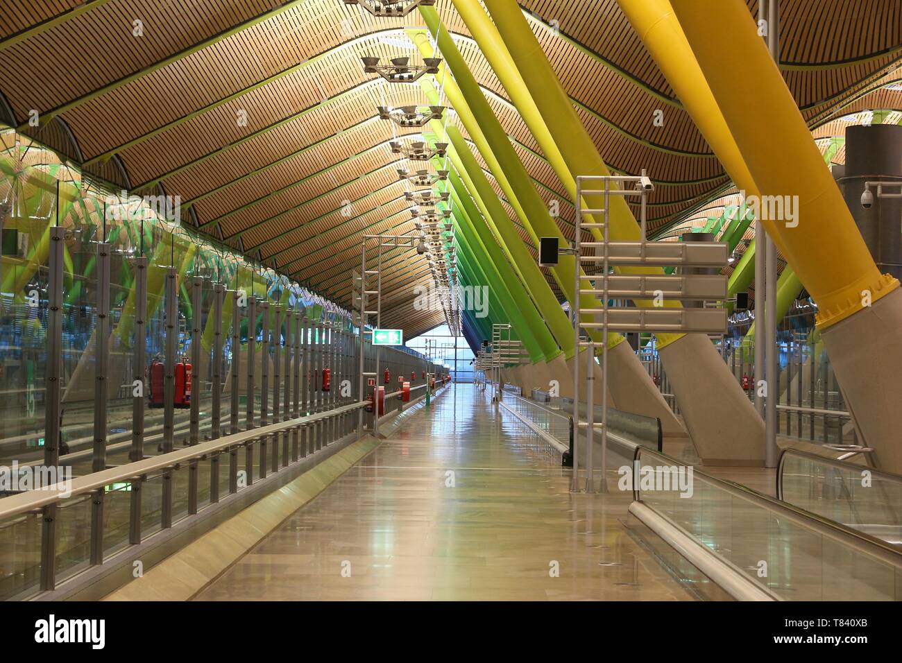 MADRID, Spanien - 6. Dezember 2016: das Innere des Terminal T4 am Flughafen Madrid Barajas in Spanien. Es ist die 6 verkehrsreichsten Flughafen Europas, mit 50,4 Mio. Stockfoto