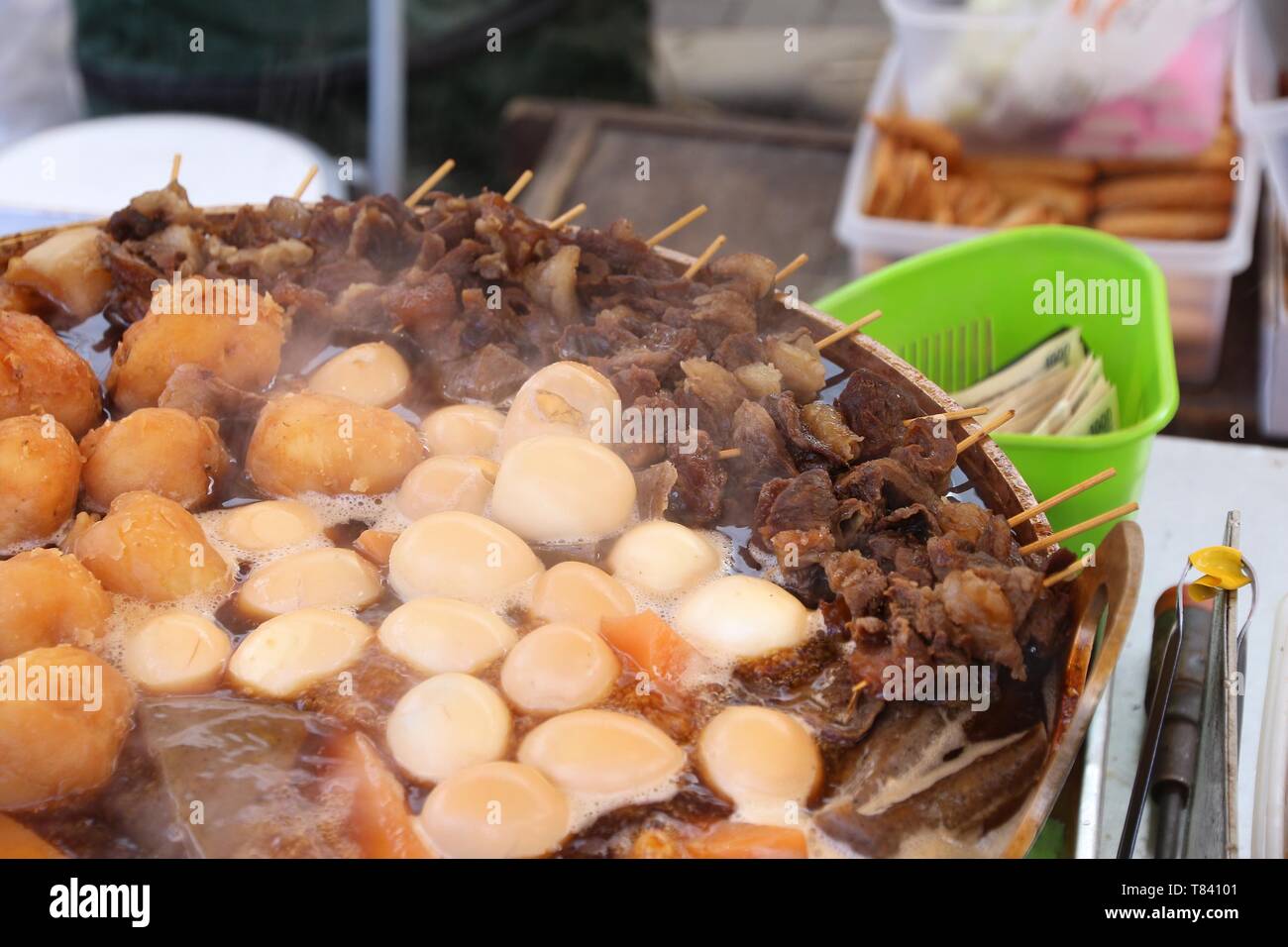 Japan Küche - oden Essen in Bouillon. Typische japanische Wintergericht mit Eiern, Fleisch und Tofu. Stockfoto