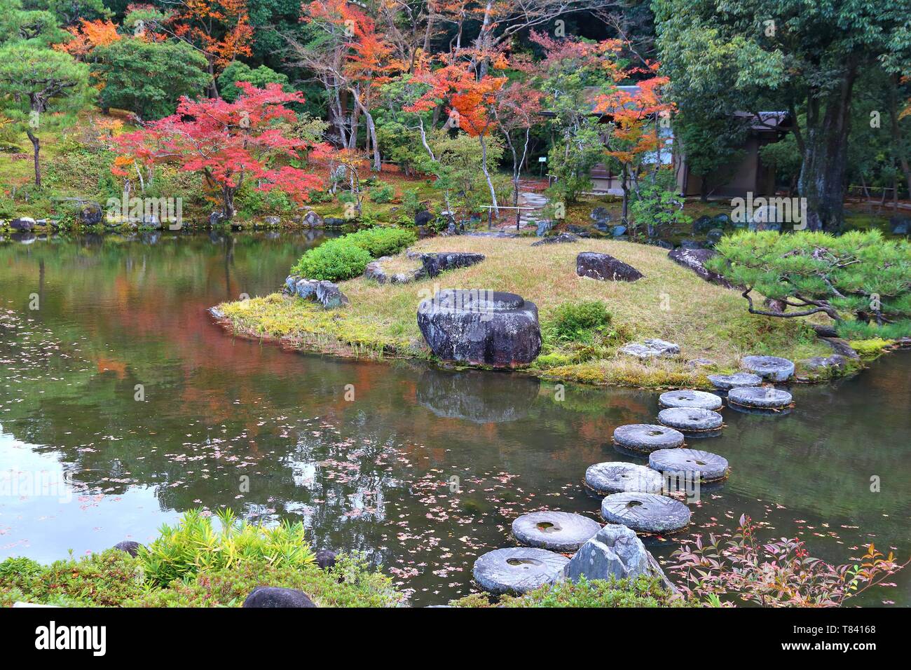 Traditionelle japanische Garten im Herbst - Isuien Garten von Nara, Japan. Stockfoto