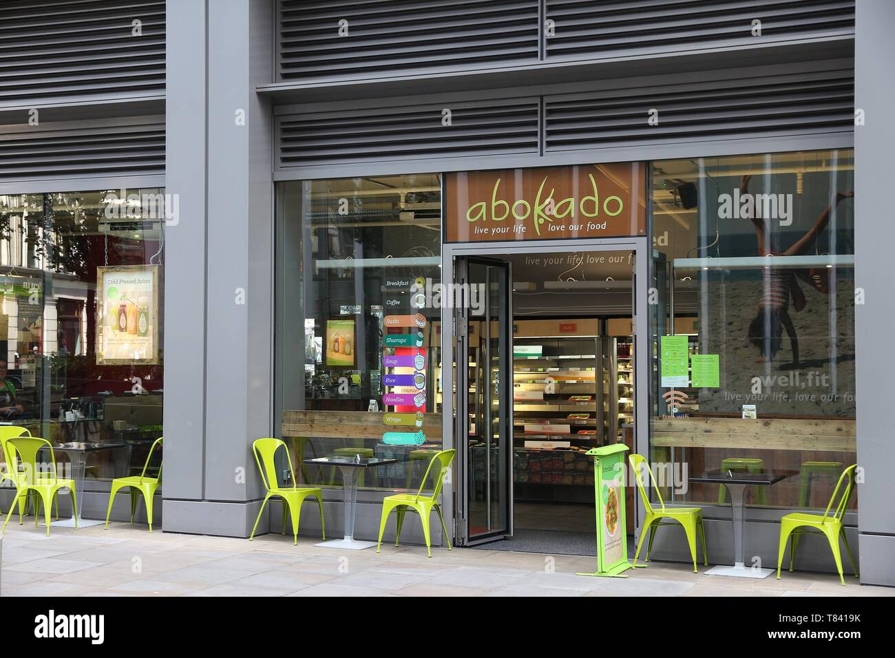LONDON, Großbritannien - 6. JULI 2016: Abokado Restaurant in London. Abokado ist ein gesundes Mittagessen Platz mit mehr als 20 Standorten in London. Stockfoto