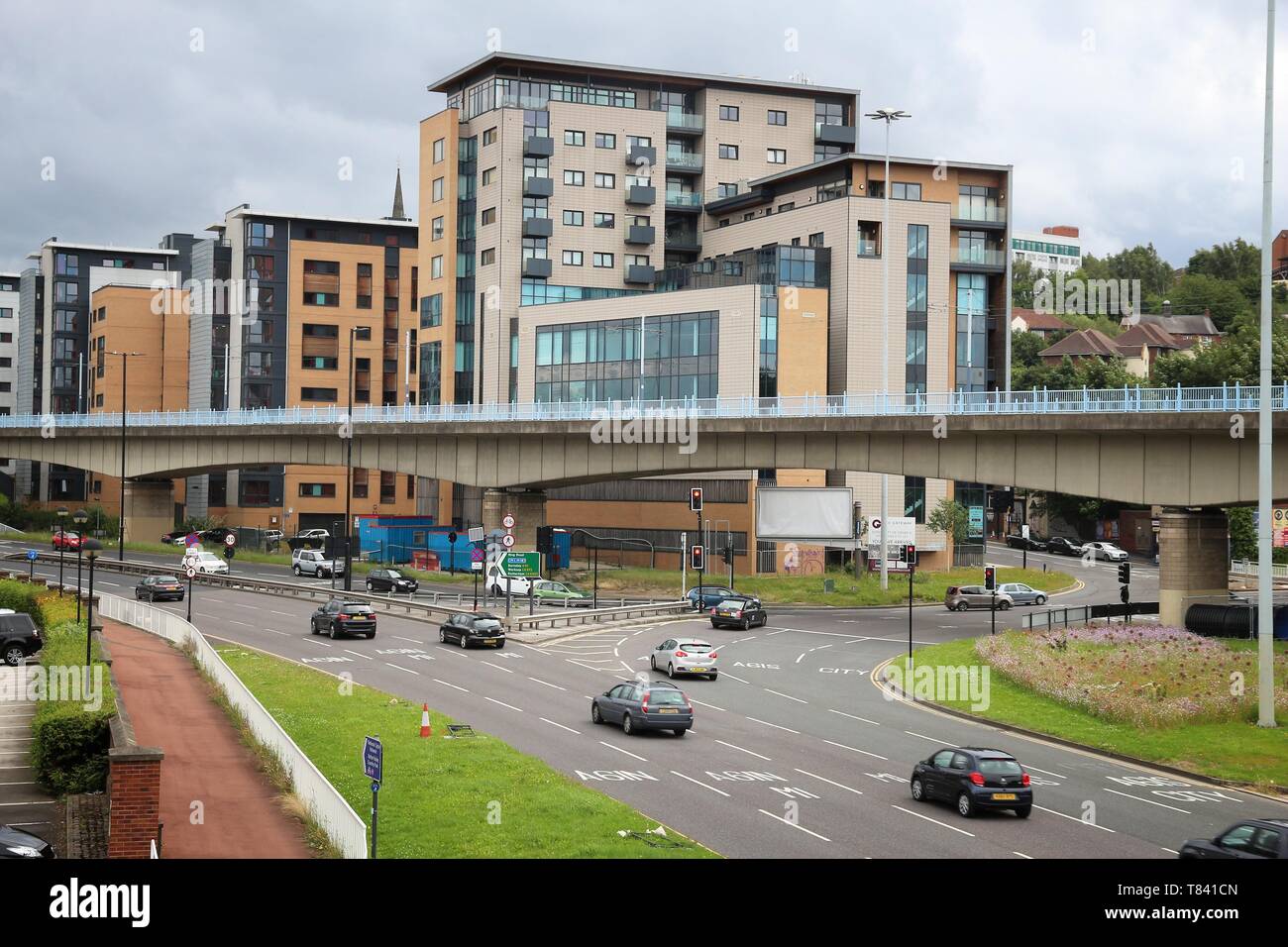 SHEFFIELD, Großbritannien - 10 JULI 2016: Leute fahren auf einer mehrspurigen Straße in Sheffield, Großbritannien. Großbritannien hat 519 Fahrzeuge pro 1000 Einwohner. Stockfoto