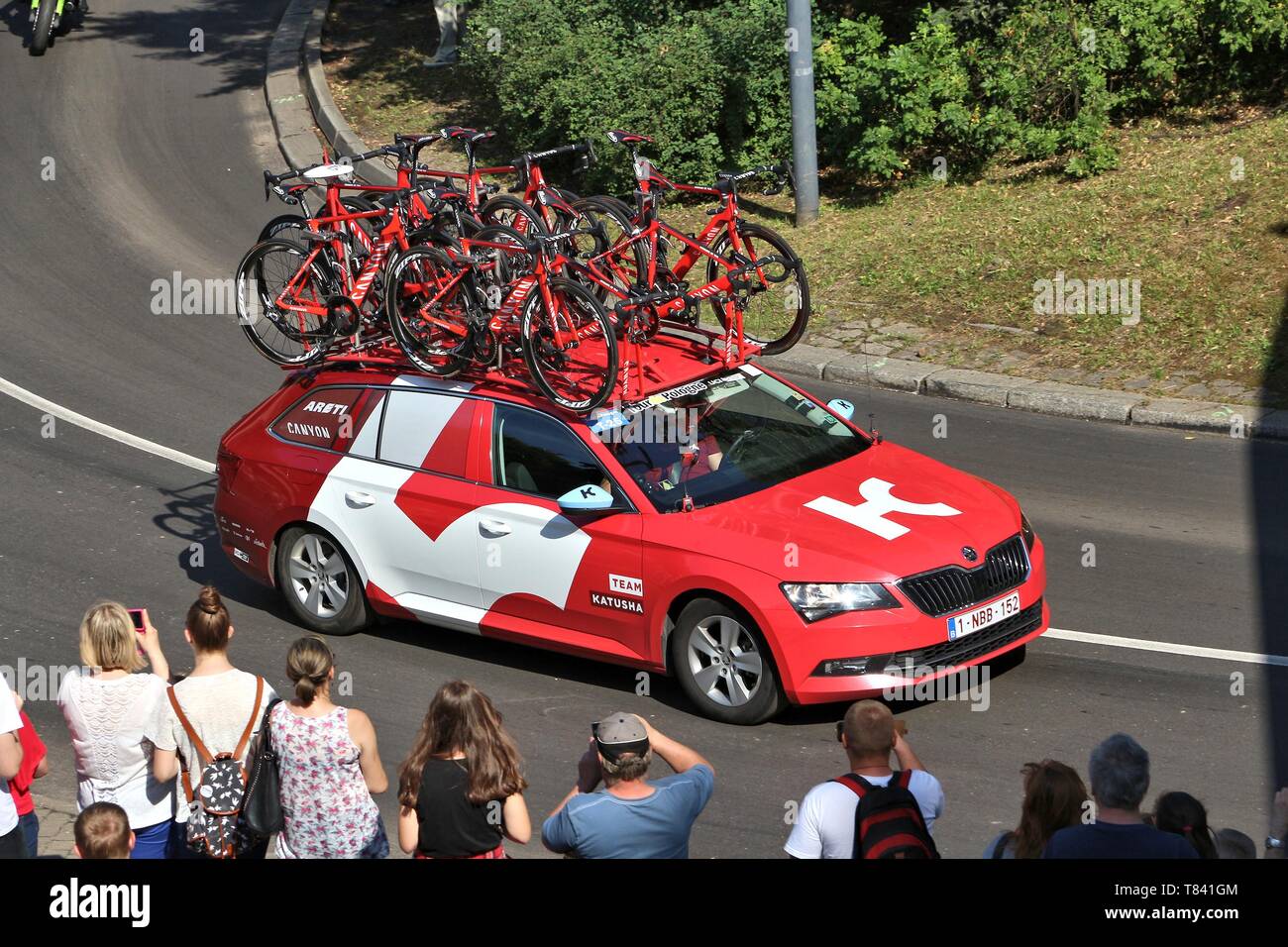 BYTOM, Polen - 13. JULI 2016: Team Fahrzeug fährt in Tour De Pologne Radrennen in Polen. Skoda Superb Der Team Katusha. Stockfoto