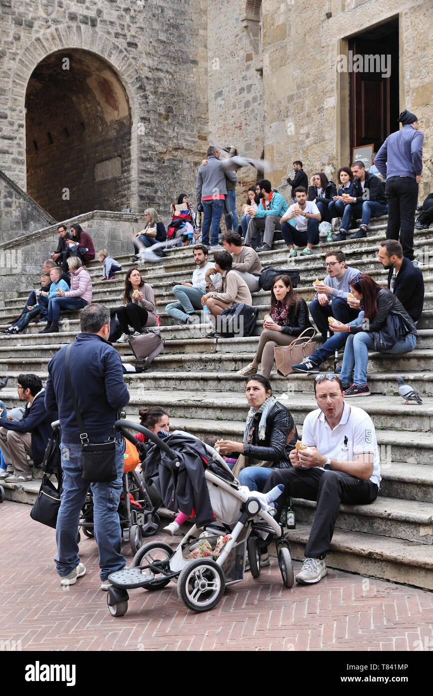 SAN GIMIGNANO, ITALIEN - 2. Mai 2015: die Menschen besuchen Sie die Altstadt von San Gimignano. Die mittelalterliche Stadt ist ein UNESCO-Weltkulturerbe seit 1990. Stockfoto