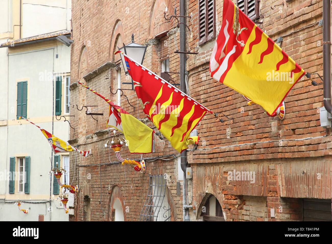 Siena, Italien. Die Altstadt ist in traditionellen Bezirke (Contrade) mit unterschiedlichen Fahnen und Farben aufgeteilt. Valdimontone (Tal der Ram). Stockfoto