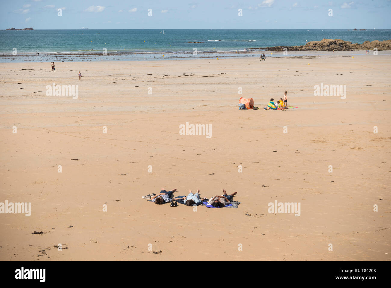Die Menschen genießen die Sonne am Sandstrand von Saint Malo, Bretagne, Frankreich Stockfoto