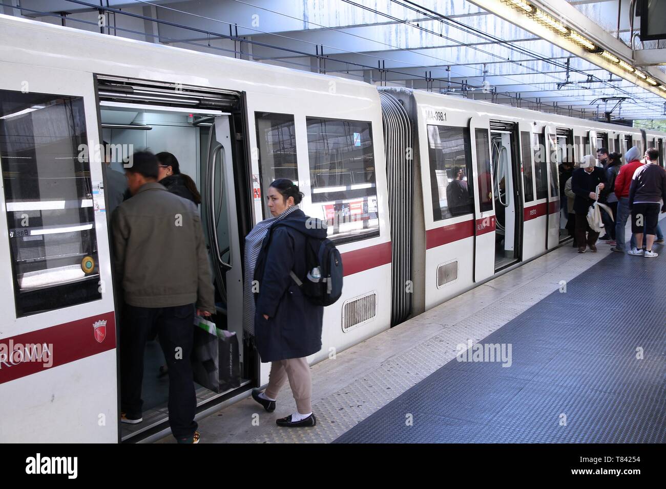 Rom - APRIL 9: Pendler board U-Bahn am 9. April 2012 in Rom. Rom Metro hat einen jährlichen Zuwachs von 331 Mio. auf 2 Zeilen. 3. Zeile ist unter Stockfoto