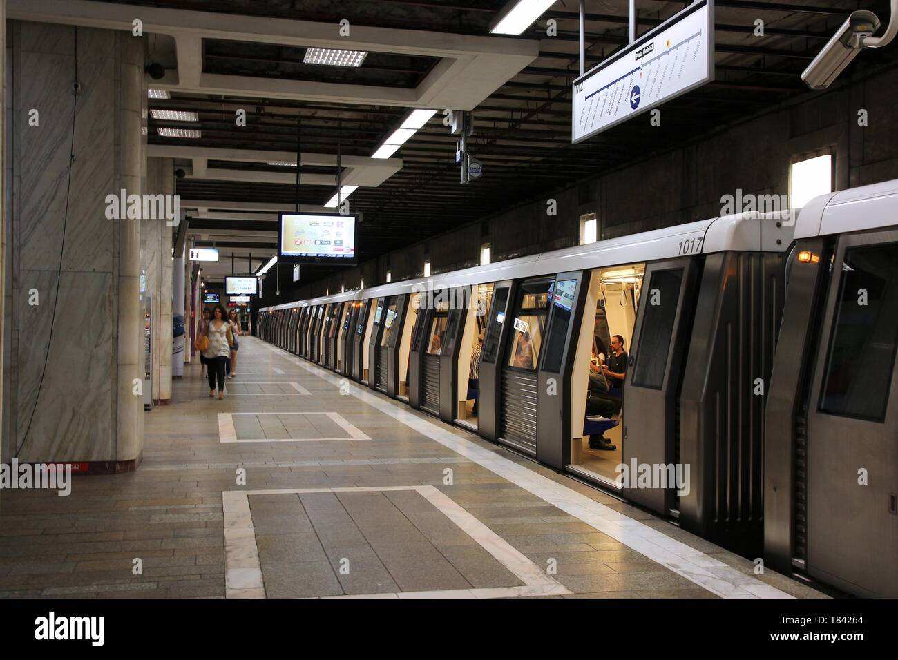 Bukarest, Rumänien - 19 AUGUST, 2012: die Menschen für die Metro in Bukarest, Rumänien warten. Die bukarester U-Bahn durchgeführt 219 Millionen Passagiere im Jahr 2007. Es funktioniert si Stockfoto