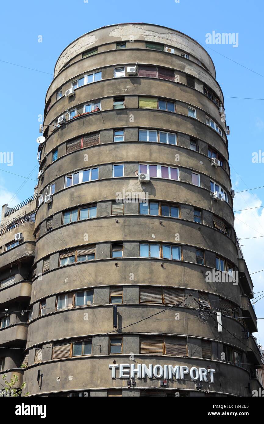 Bukarest, Rumänien - 19. AUGUST 2012: Tehnoimport gebäude in Bukarest, Rumänien. Die erkennbaren abgerundete Apartment Gebäude wurde 1935 erbaut. Stockfoto
