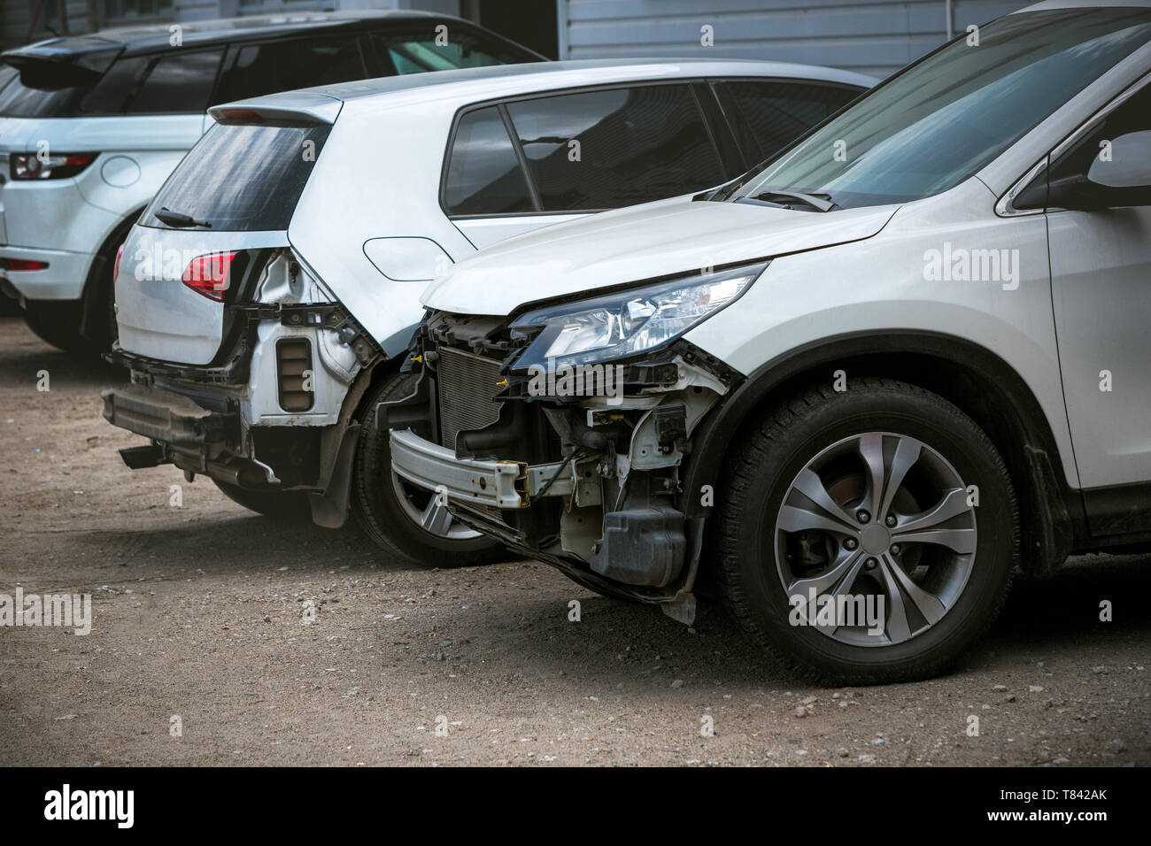 Gebrochen und abgestürzt moderne Autos nach einem Unfall auf der Straße, beschädigte Automobil nach Kollision in der City Road. Benötigt Abschleppwagen für Reparaturen Service. Stockfoto