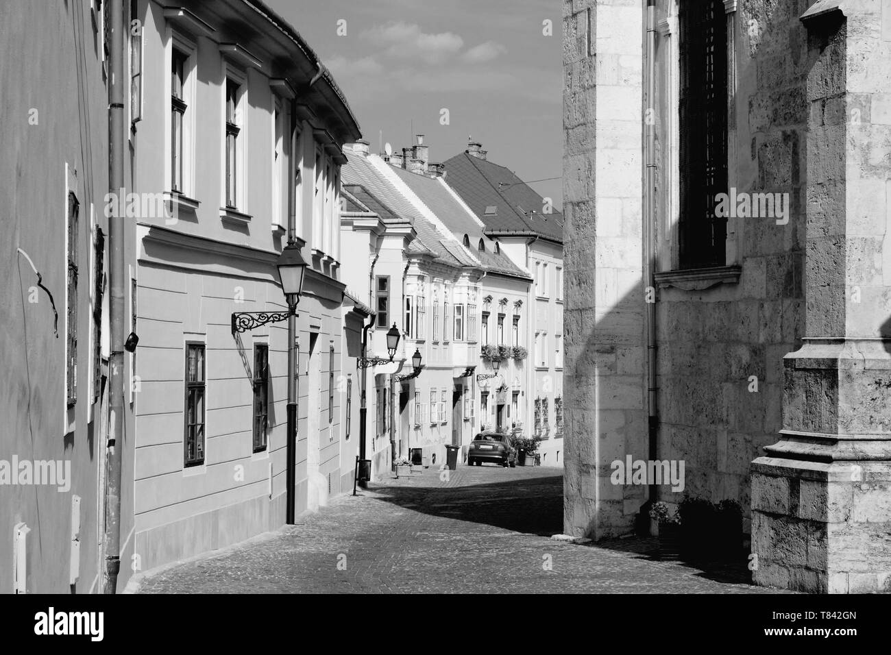 Gyor, Ungarn. Stadt in West Transdanubien Region. Altstadt Straße. Schwarze und weiße Ton - retro monochrome Farbe Stil. Stockfoto