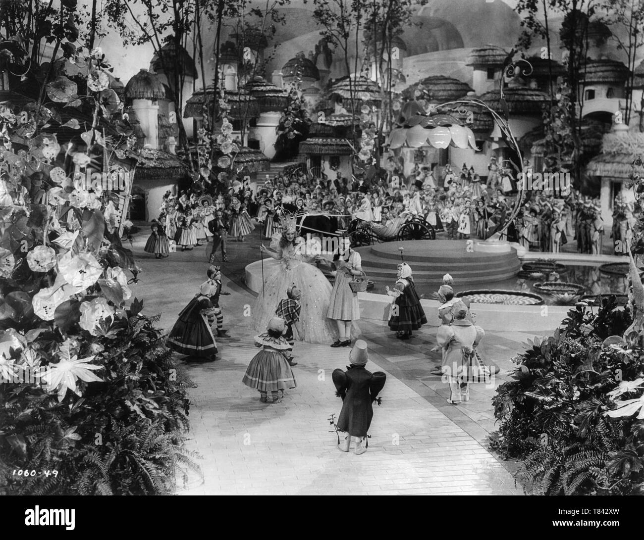 JUDY GARLAND als Dorothy Gale BILLIE BURKE als Glinda die gute Hexe des Nordens Munchkin der Zauberer von Oz 1939 Regie Victor Fleming buch Frank L. Baum Metro Goldwyn Mayer Stockfoto