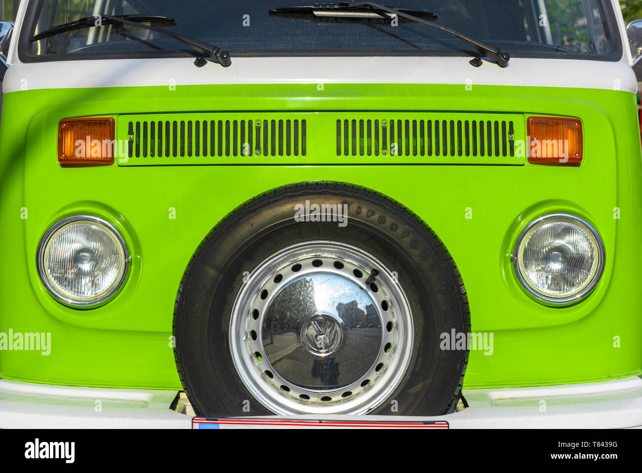 VW-Wohnmobil, Blick auf die Vorderseite eines klassischen 1970s VW-Wohnwagens in leuchtendem Grün. Stockfoto