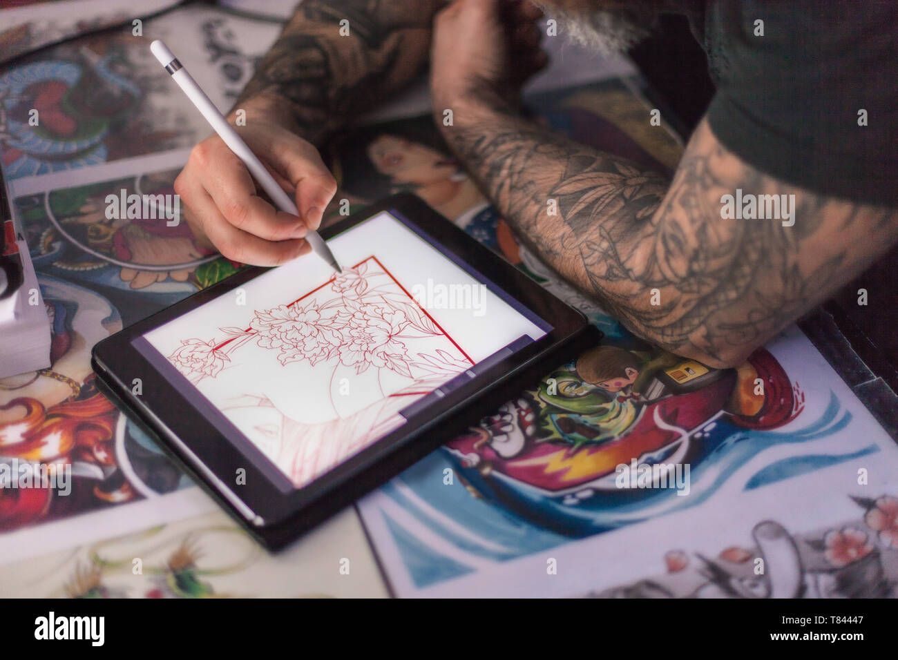 Tätowierer skizzieren Tattoo Design auf digitalen Tablet Stockfoto