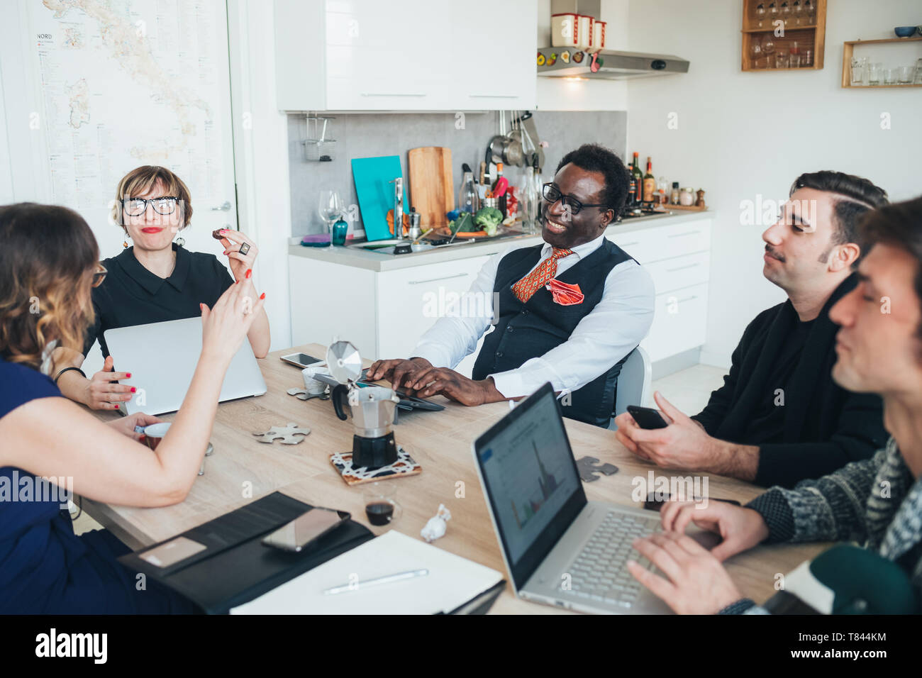 Die Unternehmer und Unternehmerinnen in Diskussion in loft Büro Stockfoto