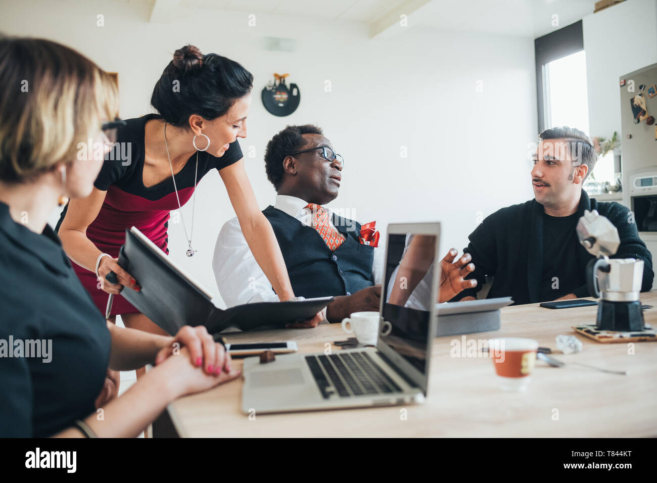 Die Unternehmer und Unternehmerinnen in Diskussion in loft Büro Stockfoto