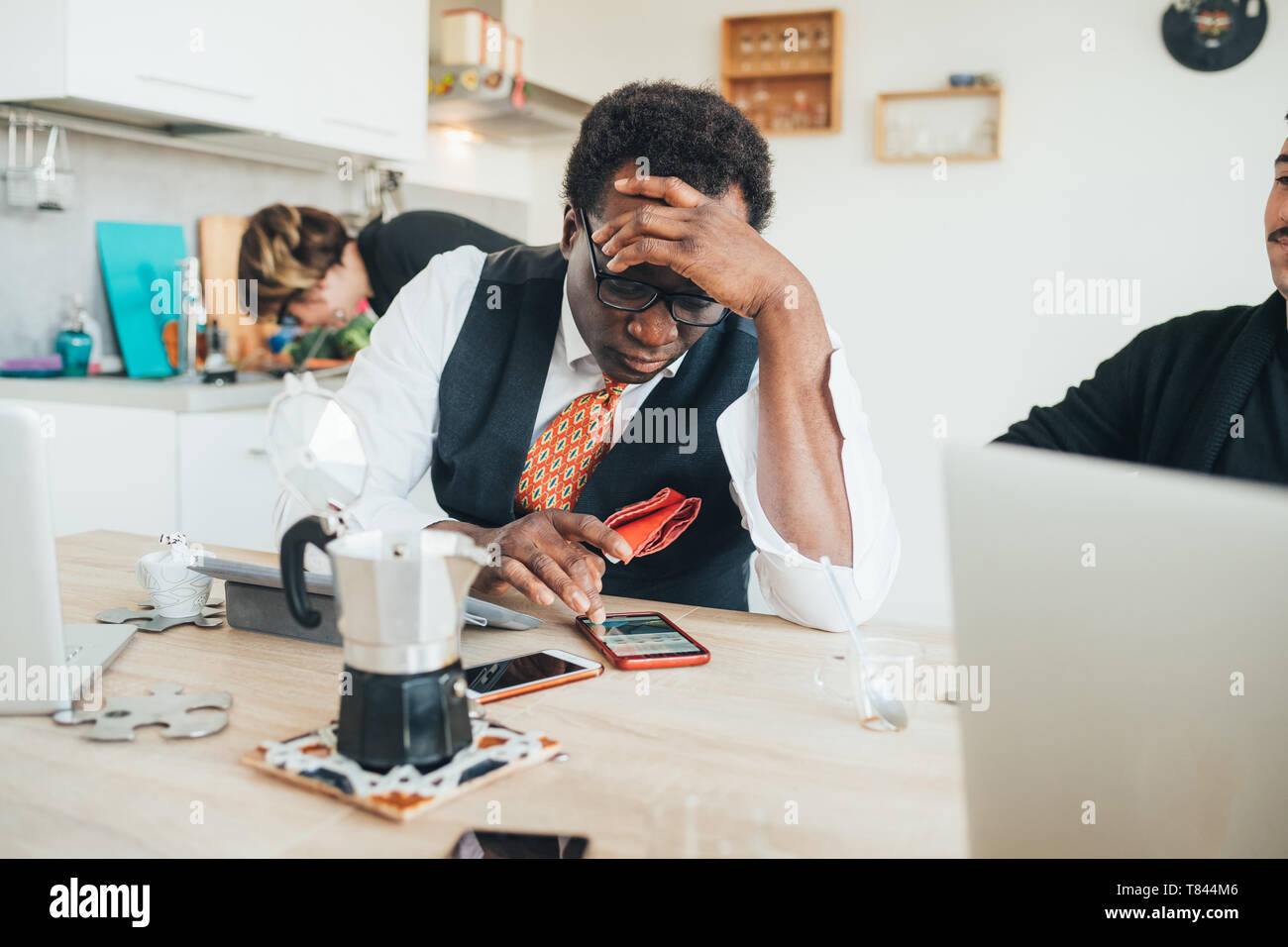 Geschäftsmann mit Smartphone im Loft Büro Stockfoto