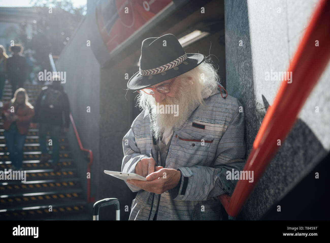 Ältere Menschen mit digitalen Tafel am Eingang der U-Bahn, Milano, Lombardei, Italien Stockfoto
