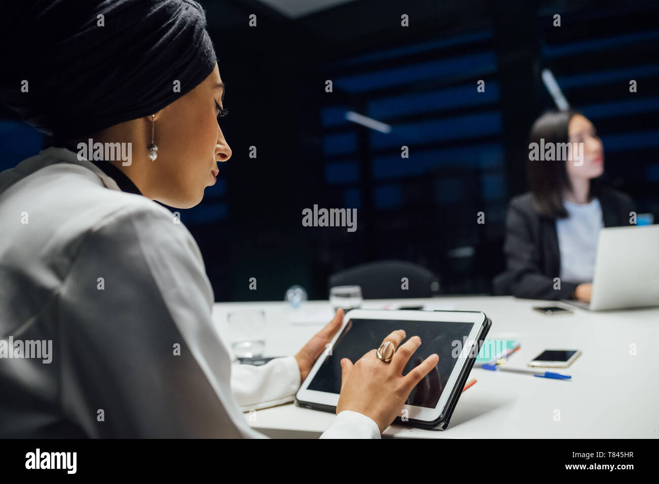 Geschäftsfrau mit digitalen Tablet während der Präsentation, über die Schulter sehen Stockfoto