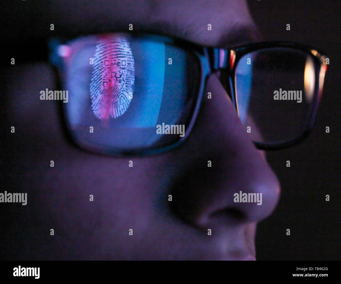 Cyber Security, Reflexion in der Brille von Zugriff auf Informationen auf dem Bildschirm, das gescannt wird, in der Nähe des Gesichts Stockfoto