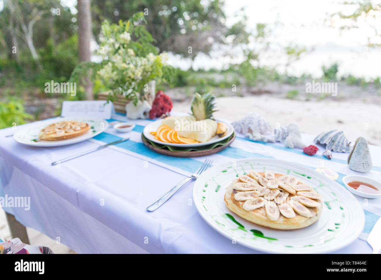 Banana Pancakes und tropischen Obstteller am Tisch am Strand, Insel, Linapacan Ginto, Philippinen Stockfoto
