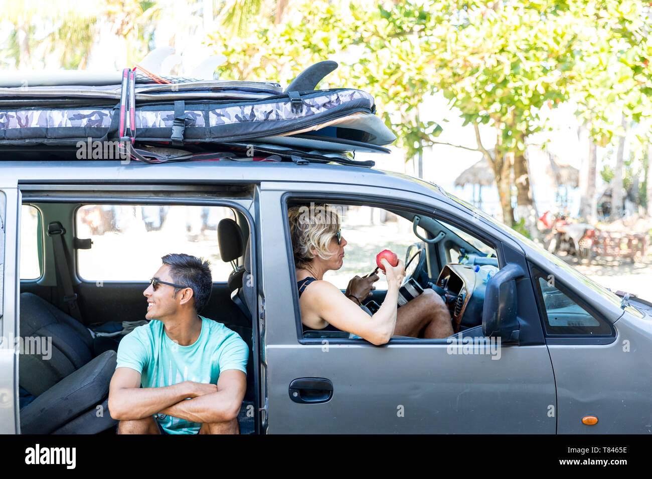 Freunde gehen auf surfen Reise, Pagudpud, Ilocos Norte, Philippinen Stockfoto